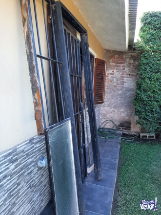 Puerta con reja y ventana en Argentina Vende