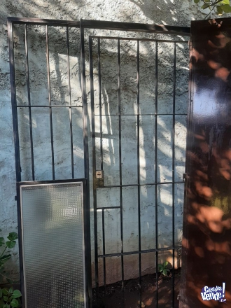 Puerta con reja y ventana
