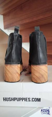 Botas de cuero color negro con plataforma de madera