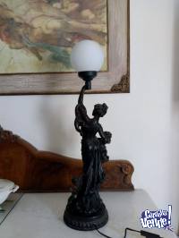 Lámpara escultura mujer con niño en escayola y esmalte neg
