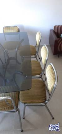 Mesa de caño y vidrio templado con sillas