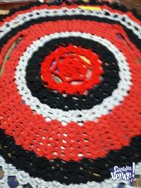 Chaleco circular con caída hermosisimo negro, rojo y blanco
