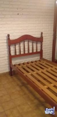 cama de una plaza de madera