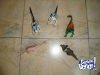 Dinosaurios medianos de goma cada uno $ 100