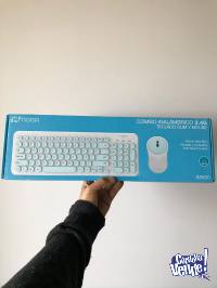 teclado noga de diseño blanco y celeste