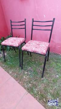 Dos sillas, asiento tapizado