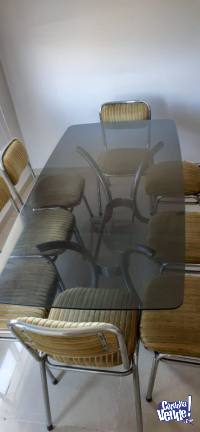 Mesa de caño y vidrio templado con sillas