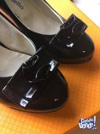 Zapatos negros de taco chino