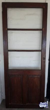 Puerta antigua de cedro restaurada