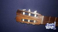 Guitarra criolla antigua de madera con funda acolchada