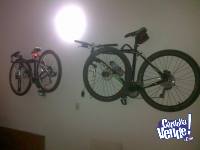 Soporte de pared para colgar la bici del cuadro