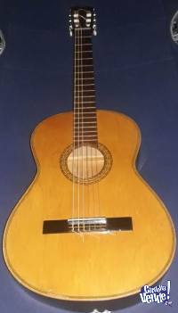 Guitarra criolla antigua de madera con funda acolchada
