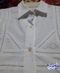 camisa manga larga blanca con  pechera con broderie y bordad