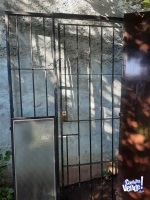 Puerta con reja y ventana